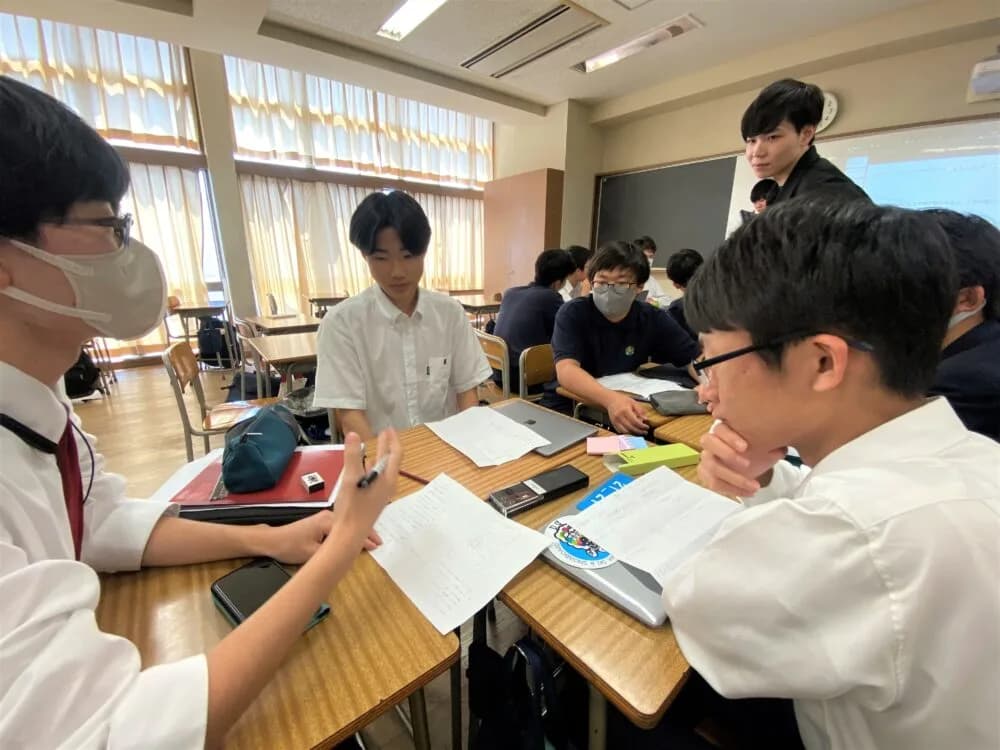聖学院高校でレクチャーとワークショップをしました